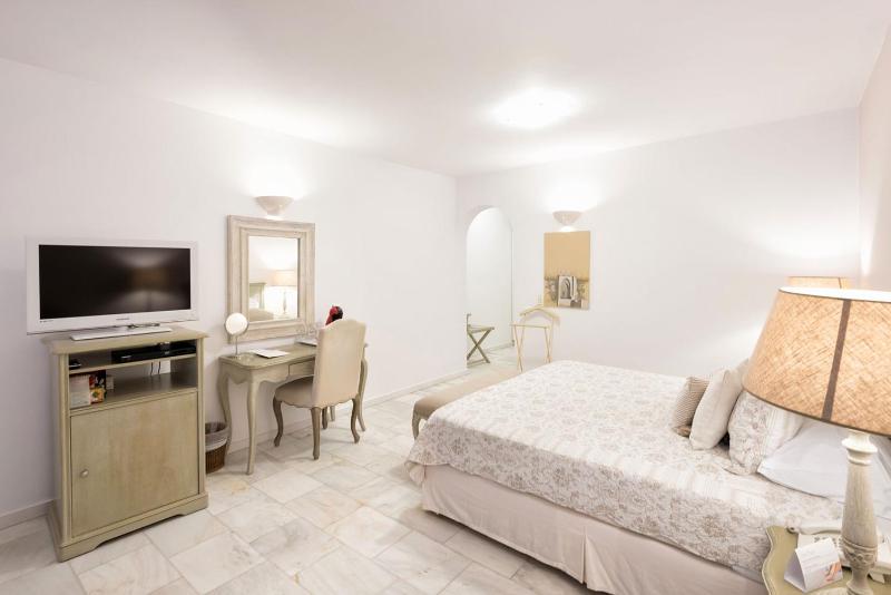 Junior Suite with Garden View image 4