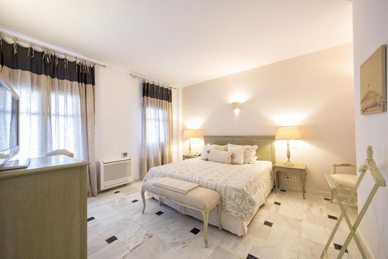 Double Room with Land View image 2