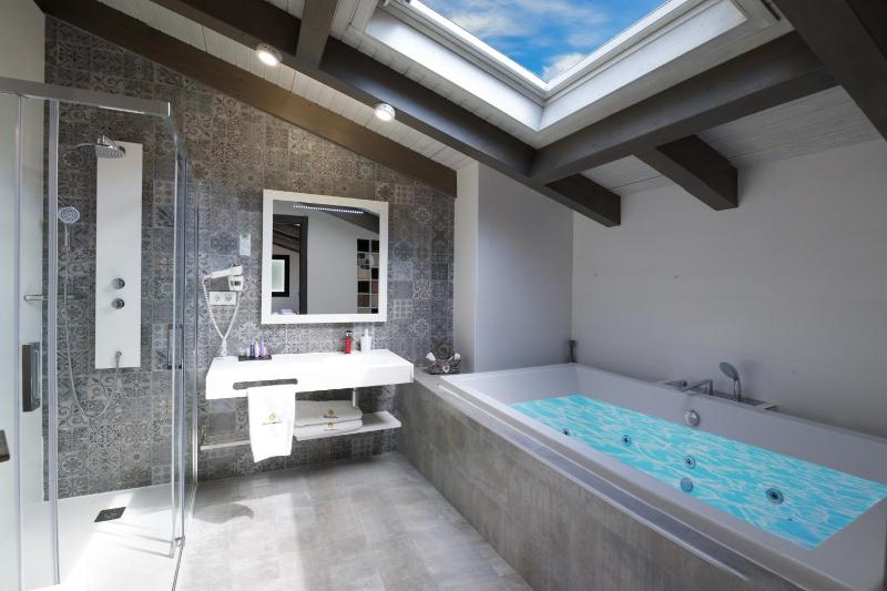 Double Room with Spa Bath image 2