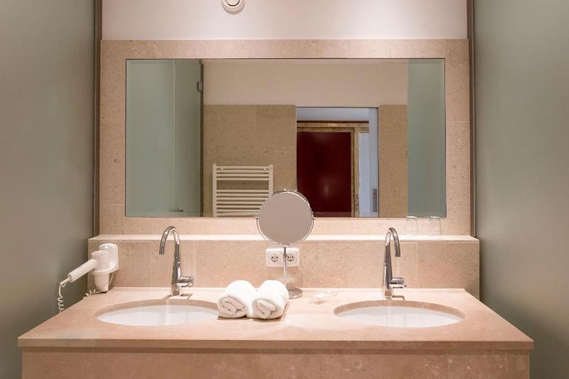 Standard Double Room image 4