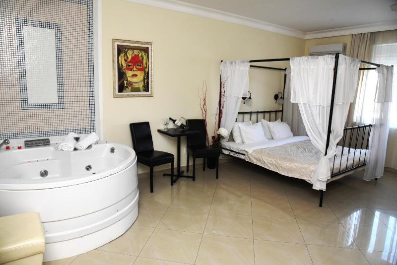 Junior Suite with Spa Bath image 3