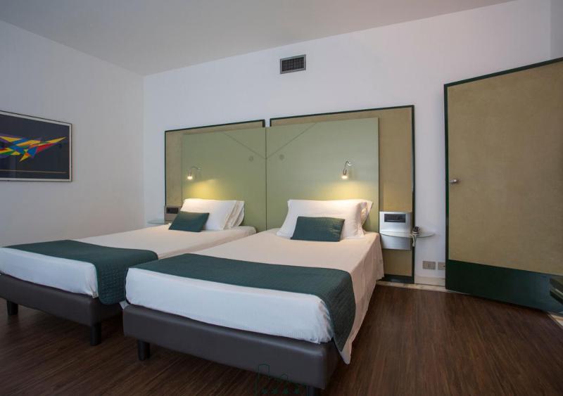 Classic Twin Room image 4