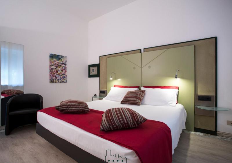 Standard Double Room image 3