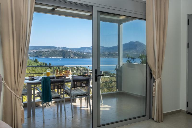 Pasithea Honeymoon Suite, Whirlpool tub, Sea View image 4