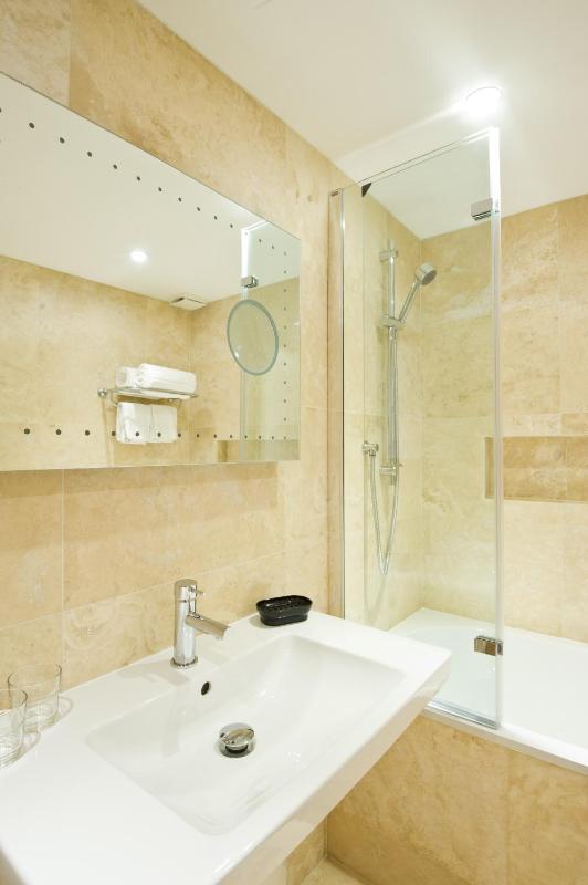 Double Room image 2