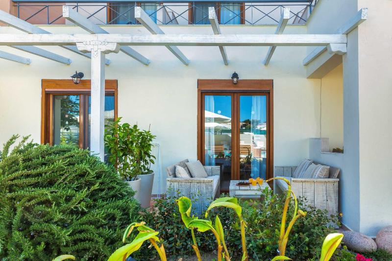 Triple Room with Pool View image 1