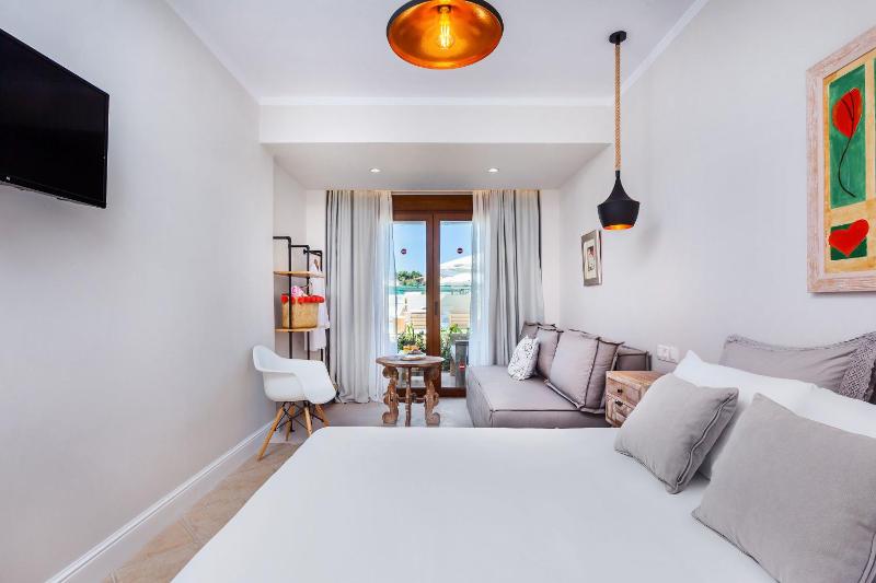 Triple Room with Pool View image 1