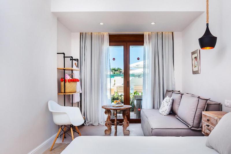 Triple Room with Pool View image 3