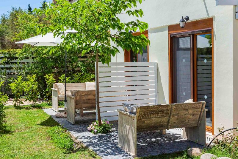 Triple Room with Garden View image 1
