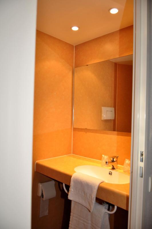 Twin Room image 2