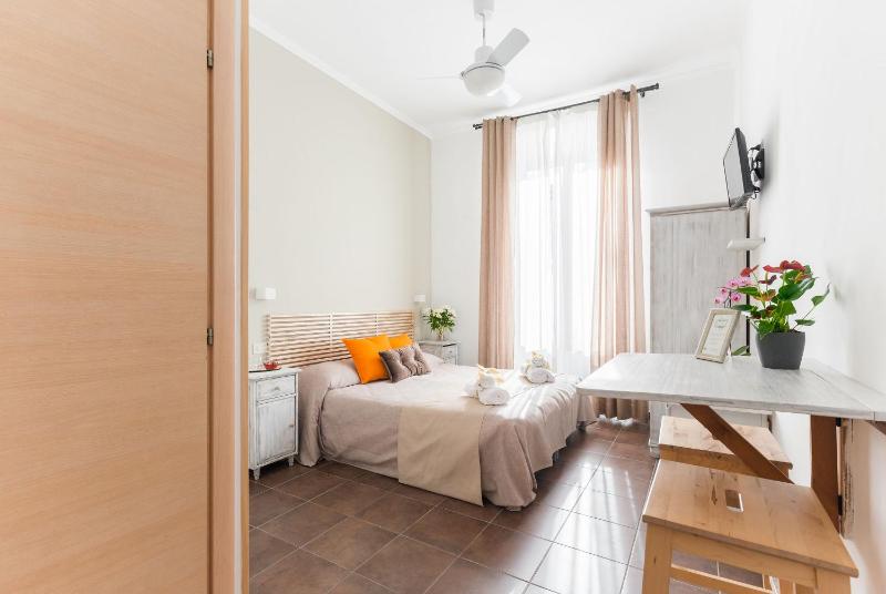 Twin Room image 3