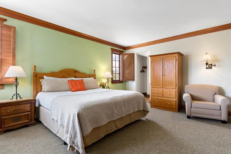 Deluxe King Room image 3
