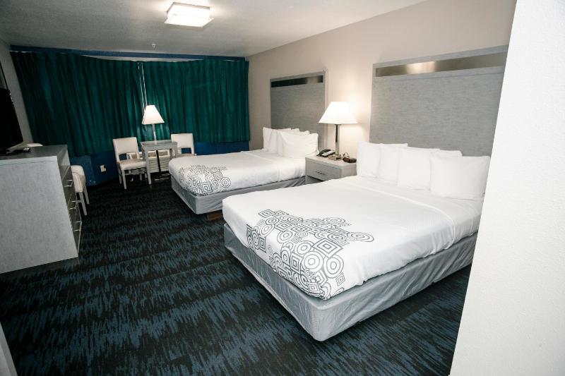Queen Room with Two Queen Beds image 2