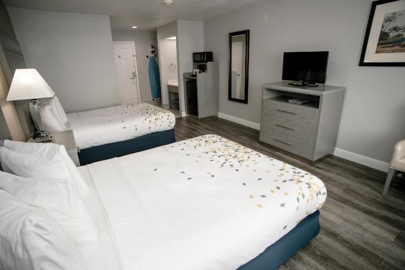 Queen Room with Two Queen Beds image 3