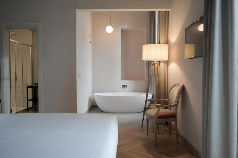 Deluxe Double or Twin Room image 4