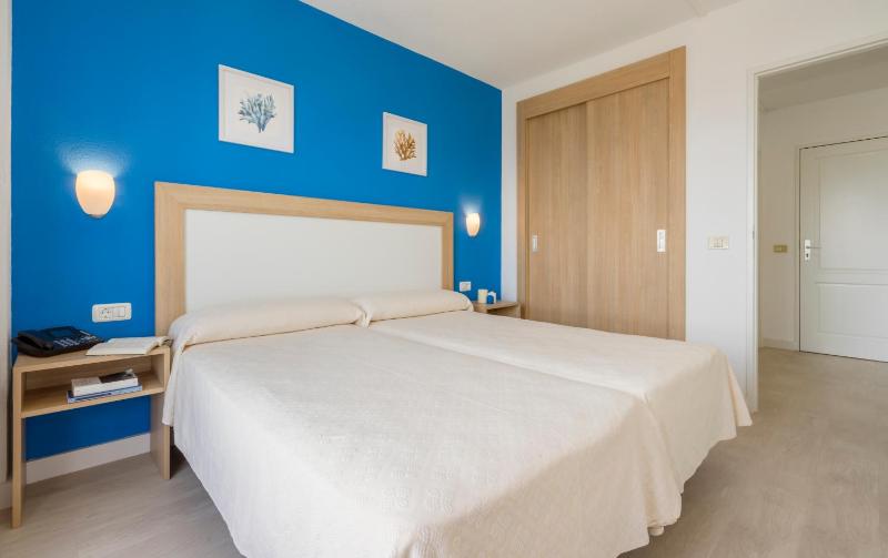 One-Bedroom Apartment with Sea Side View image 1