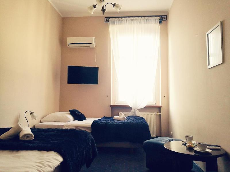 Twin Room image 3