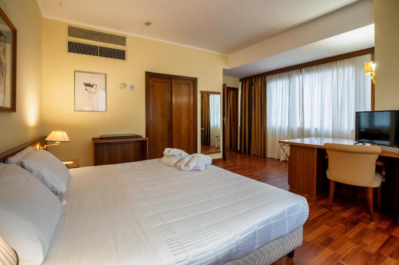 Deluxe Twin Room image 3