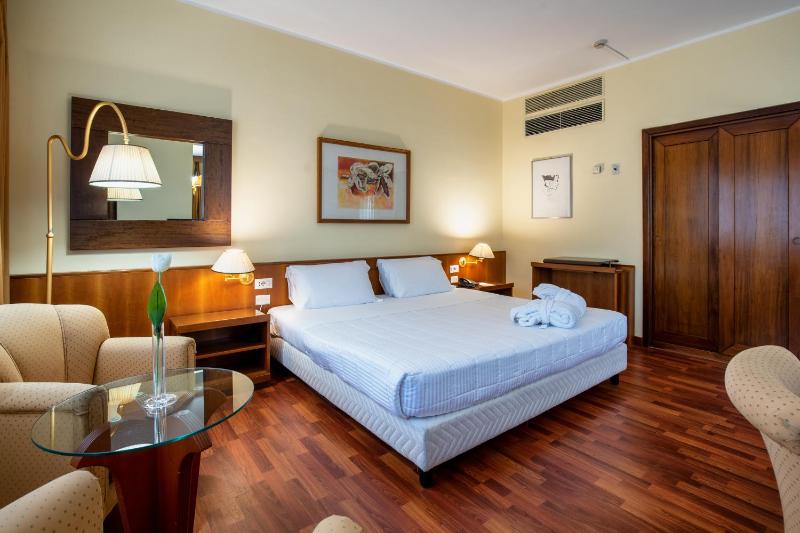 Deluxe Twin Room image 2