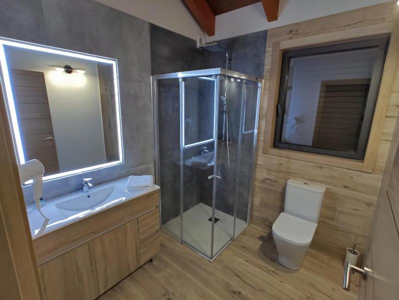 Twin Room with Private Bathroom image 2