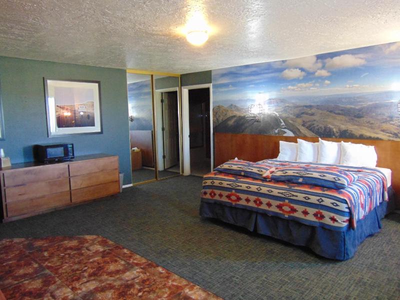 Deluxe King Room image 4