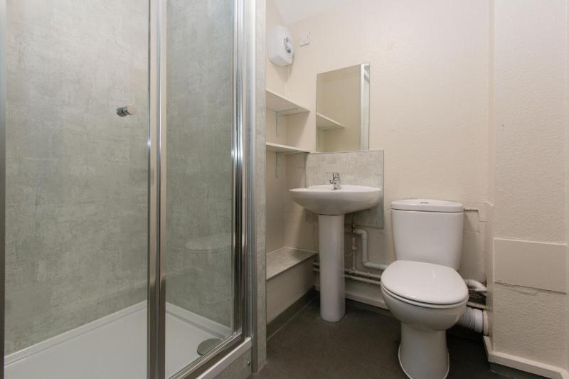 Double Room with Shared Bathroom image 2