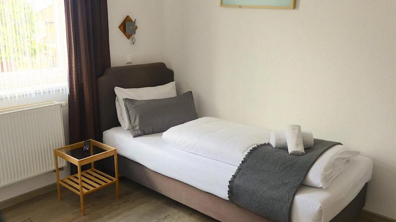 Single Room with Bathroom image 2