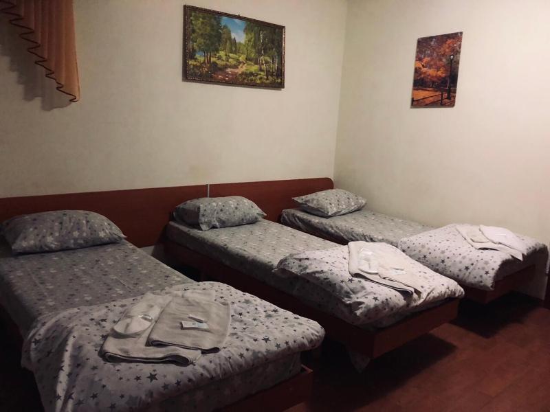 Basic Triple Room with Shared Bathroom image 2