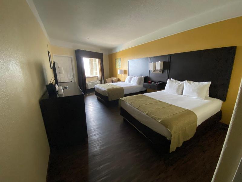 Queen Room with Two Queen Beds with Balcony- Non Smoking image 4