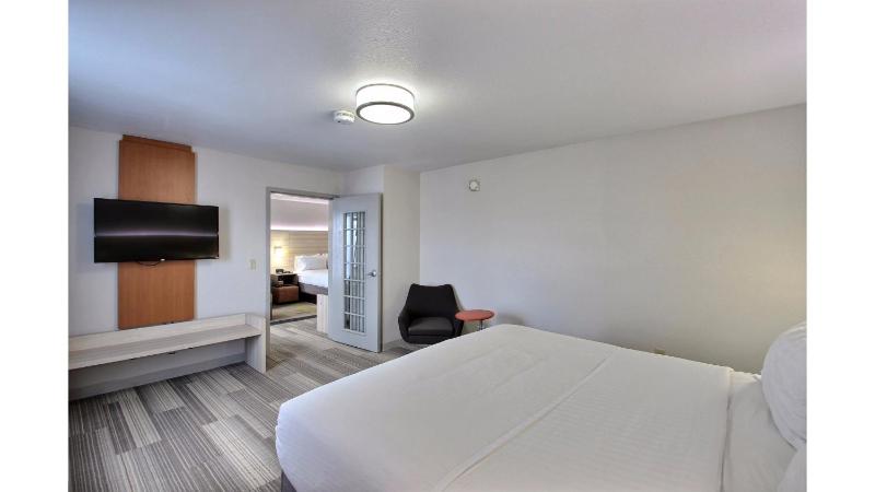 One-Bedroom Suite with Two Beds - Non-Smoking image 3