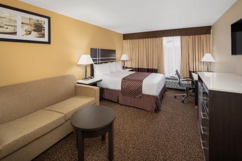 Queen Suite - Non-Smoking image 1