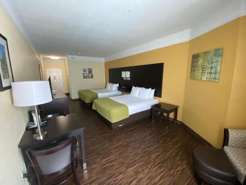 Queen Room with Two Queen Beds - Non Smoking image 2
