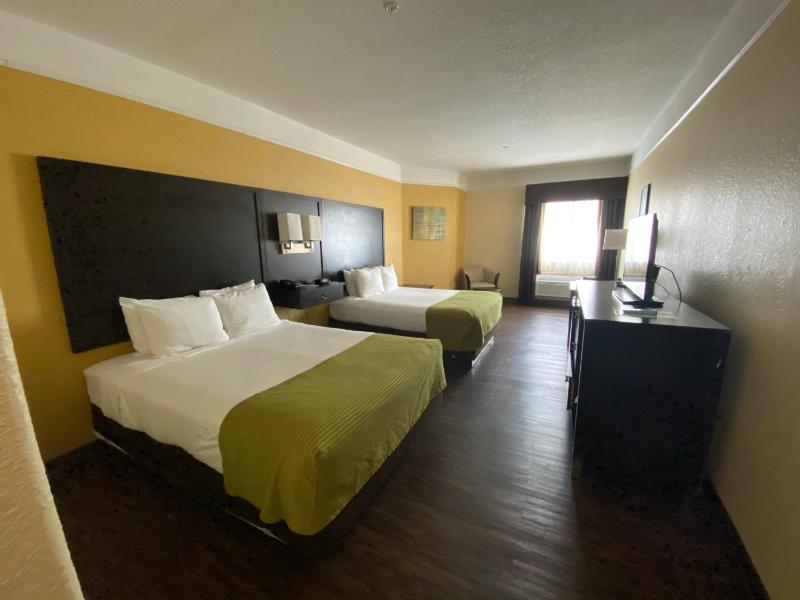 Queen Room with Two Queen Beds - Non Smoking image 4