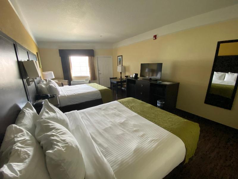 Queen Room with Two Queen Beds with Balcony- Non Smoking image 3