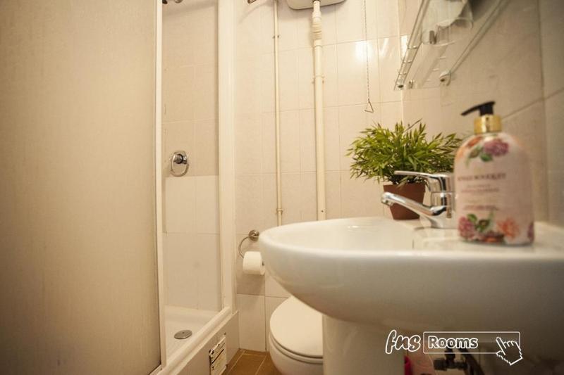 Single Room with Private Bathroom image 3