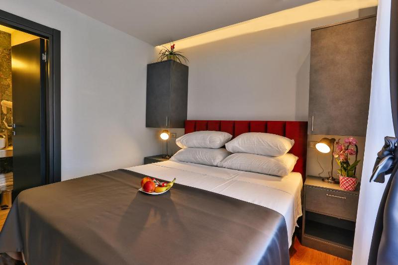 Deluxe Double Room small room image 4