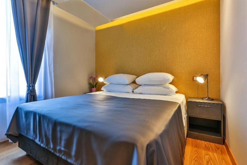 Deluxe Double Room small room image 3