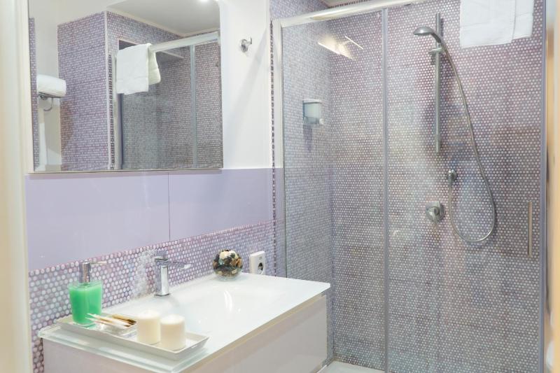 Double Room with Balcony image 3