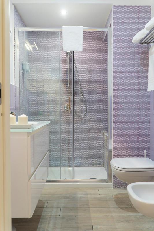 Double Room with Balcony image 2