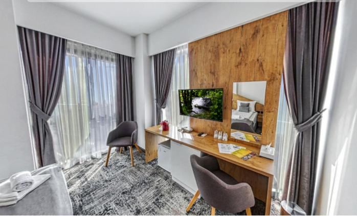 King Studio with Sofa Bed image 1