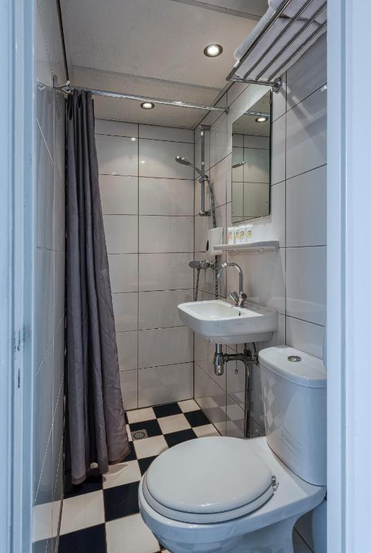 Quadruple Room image 2