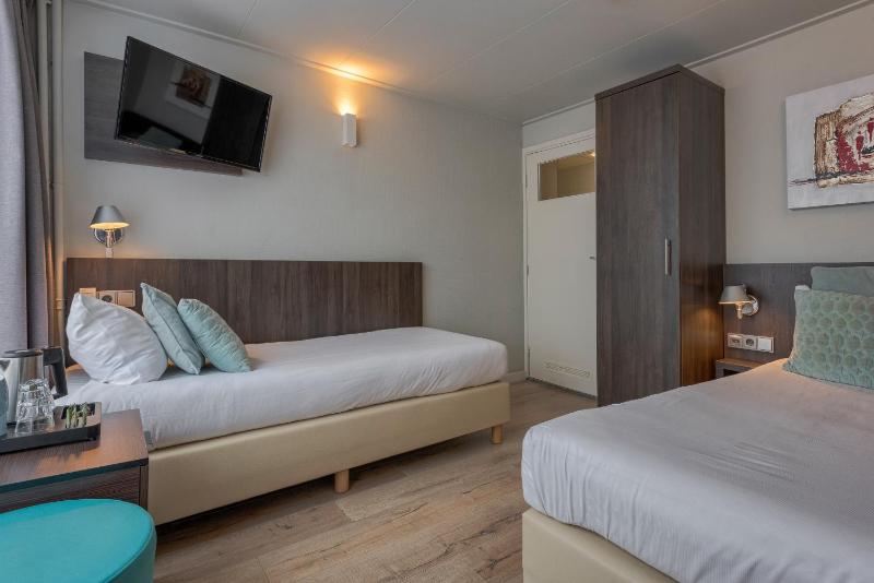 Twin Room image 3