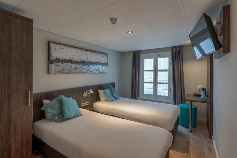 Twin Room image 4