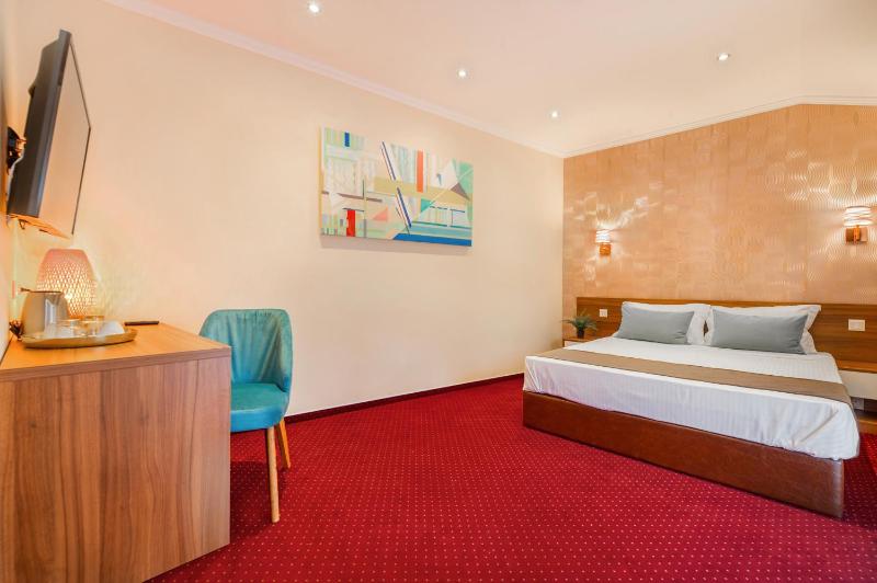 Superior Queen Room image 4