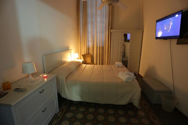 Standard Double Room image 3