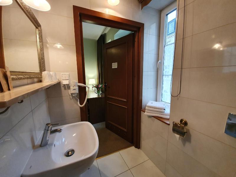 Twin Room image 4