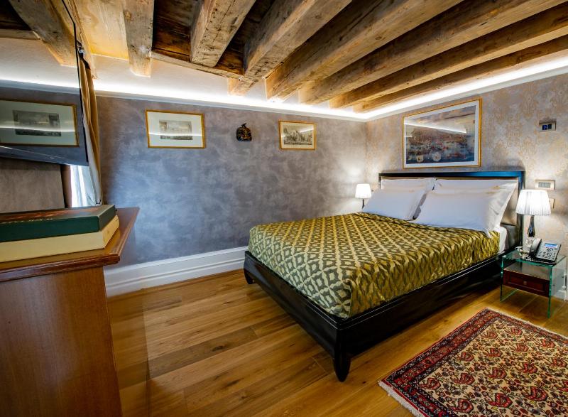 Standard Double Room with San Salvador Canal view. image 3