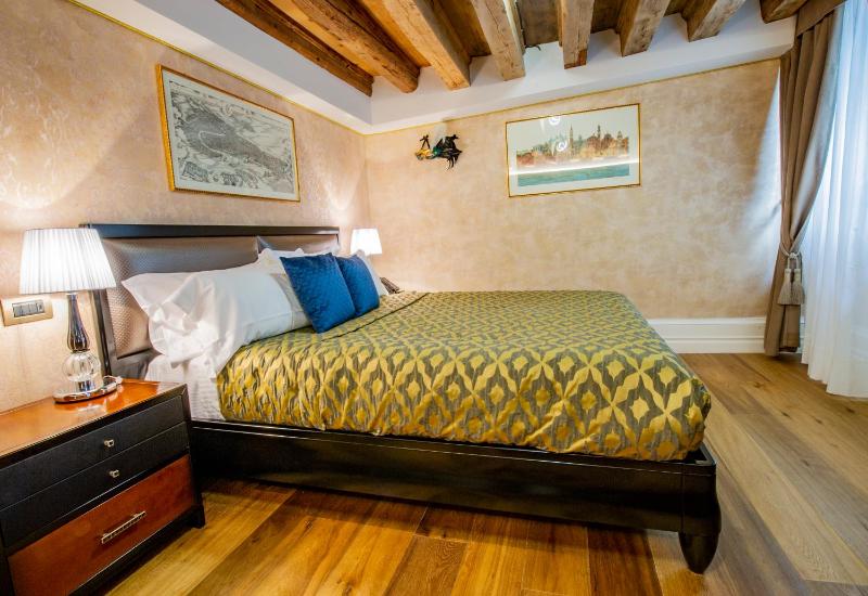 Superior Double Room with San Salvador Canal view. image 3