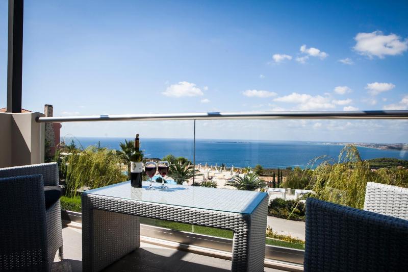 Deluxe One-Bedroom Suite with Sea View image 3