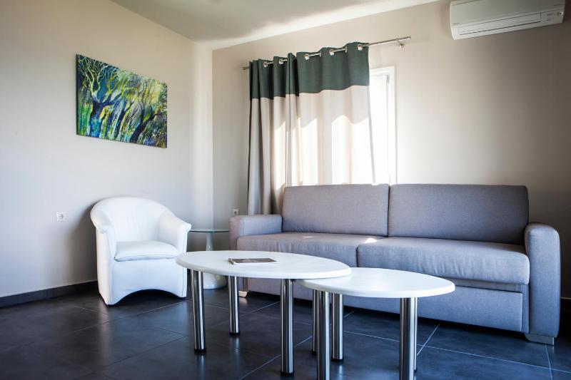 Deluxe One-Bedroom Suite with Sea View image 4